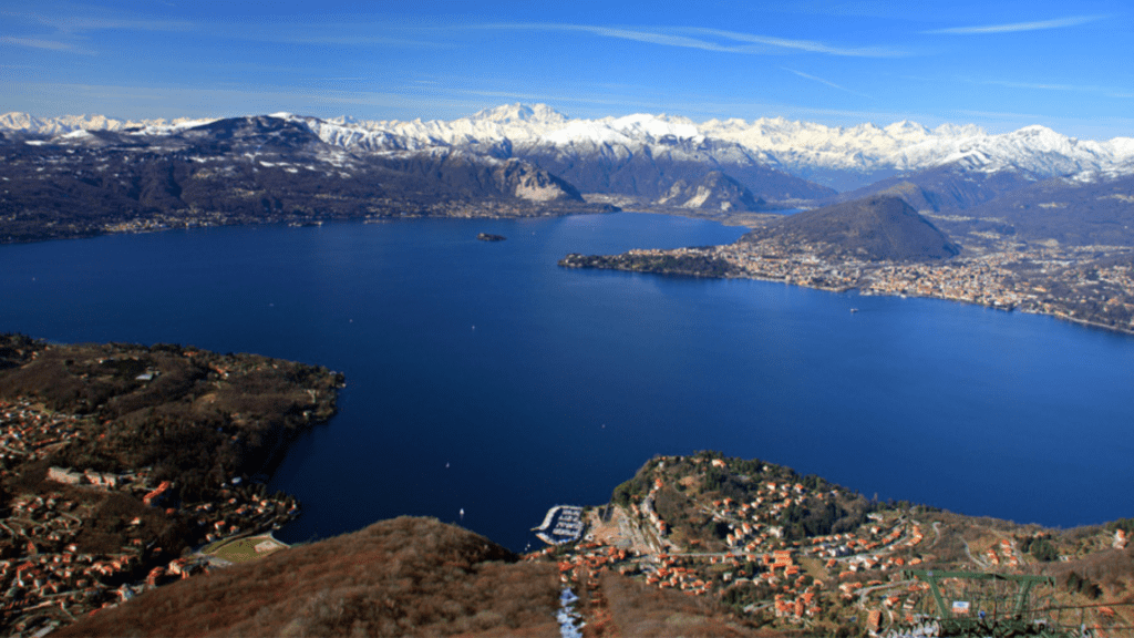 Lago Maggiore, il bacino italo-svizzero ai minimi causa siccità Il Lago Maggiore, Le Lac Majeur (c) CC BY-SA 3.0, Alessandro Vecchi, Wikimedia Commons