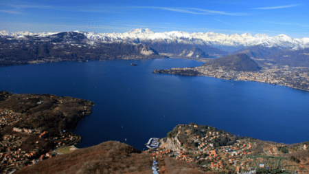 Lago Maggiore, il bacino italo-svizzero ai minimi causa siccità Il Lago Maggiore, Le Lac Majeur (c) CC BY-SA 3.0, Alessandro Vecchi, Wikimedia Commons