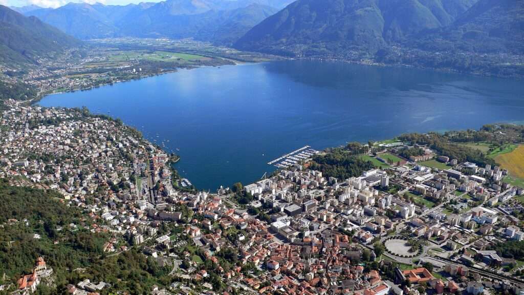 Il Lago Maggiore, il bacino di acqua tra Italia e Svizzera; Le Lac Majeur, le bassin d’eau entre l’Italie et la Suisse (c) CC BY-SA 3.0, Ozonski, Wikimedia Commons