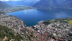 Il Lago Maggiore, il bacino di acqua tra Italia e Svizzera; Le Lac Majeur, le bassin d’eau entre l’Italie et la Suisse (c) CC BY-SA 3.0, Ozonski, Wikimedia Commons