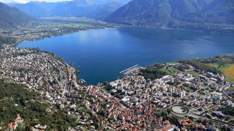 Acqua tra Svizzera e Italia: chi decide quando arriva la siccità? Il Lago Maggiore, il bacino di acqua tra Italia e Svizzera; Le Lac Majeur, le bassin d’eau entre l’Italie et la Suisse (c) CC BY-SA 3.0, Ozonski, Wikimedia Commons