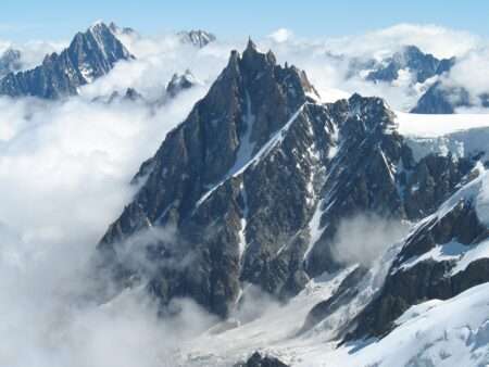 Un crollo sull’Aiguille du Midi fa scomparire ghiaccio di 7 mila anni L’Aiguille du Midi (c) CC BY-SA 3.0, Martin Janner, Wikimedia Commons