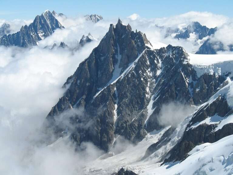 Un crollo sull’Aiguille du Midi fa scomparire ghiaccio di 7 mila anni L’Aiguille du Midi (c) CC BY-SA 3.0, Martin Janner, Wikimedia Commons