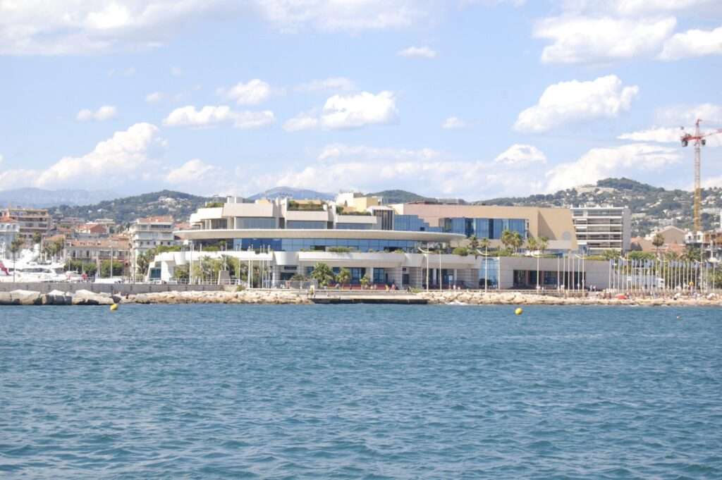 Il Palais des festivals di Cannes, sede negli anni passati del Museo effimero del cinema; Le Palais des festivals de Cannes, qui dans les années passées a été le siège du Musée éphémère du cinéma (c) Public domain, Timantha102938, Wikimedia Commons