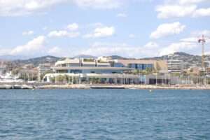 Il Palais des festivals di Cannes, sede negli anni passati del Museo effimero del cinema; Le Palais des festivals de Cannes, qui dans les années passées a été le siège du Musée éphémère du cinéma (c) Public domain, Timantha102938, Wikimedia Commons