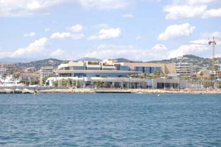 Il Palais des festivals di Cannes, sede negli anni passati del Museo effimero del cinema; Le Palais des festivals de Cannes, qui dans les années passées a été le siège du Musée éphémère du cinéma (c) Public domain, Timantha102938, Wikimedia Commons