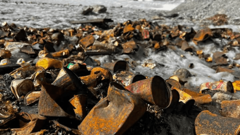 Sulla Barre des Écrins il ghiacciaio si scioglie e restituisce rifiuti I ritrovamenti di rifiuti sulla Barre des Écrins, La découverte des déchets sur la Barre des Écrins (c) Davide Marcucci