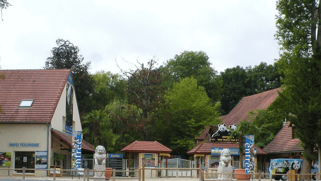 Lo ZooParc di Beauval, dove avrebbero dovuto essere trasferiti i delfini del Marineland di Antibes; Le ZooParc de Beauval, où les dauphins du Marineland d'Antibes auraient dû être transférés (c) CC BY-SA 3.0, Chatsam, Wikimedia Commons