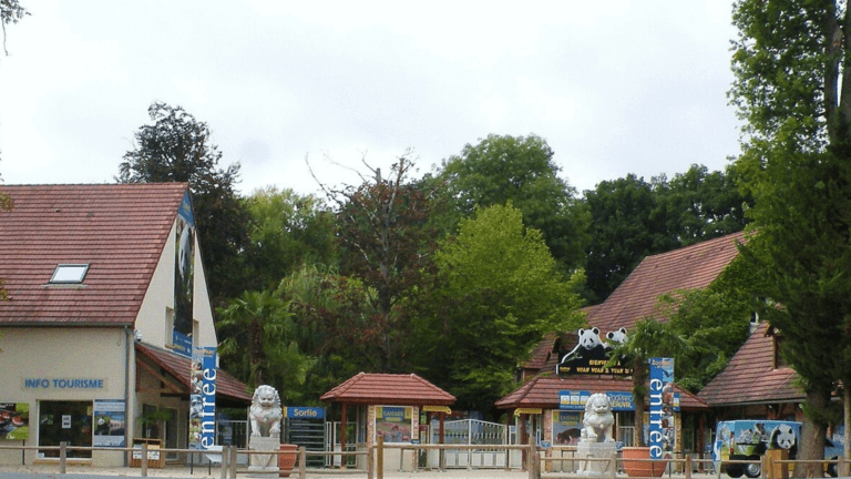 Lo ZooParc di Beauval, dove avrebbero dovuto essere trasferiti i delfini del Marineland di Antibes; Le ZooParc de Beauval, où les dauphins du Marineland d'Antibes auraient dû être transférés (c) CC BY-SA 3.0, Chatsam, Wikimedia Commons