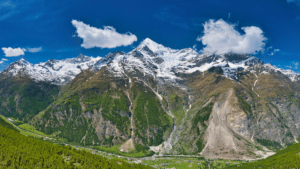 Il Weisshorn che domina il villaggio di Randa / Le Weisshorn qui domine le village de Randa (c) Daniel R. @misterjackdaniel, Unsplash