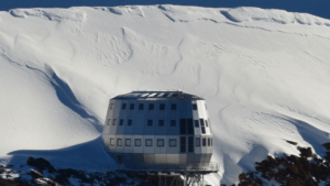 Refuge du Goûter(c) CC BY SA 3_0 Jcsalmon Wikimedia Commons