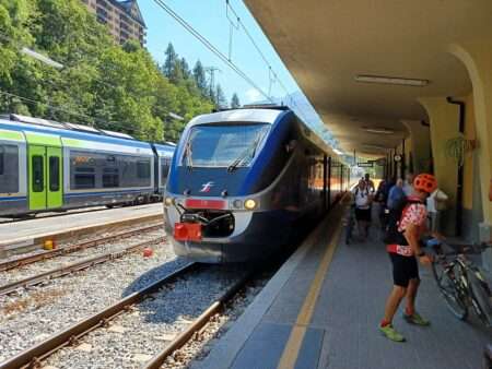 Un treno Minuetto della linea Cuneo Breil Ventimiglia alla stazione di Limonte Piemonte (c) CC BY SA 4 0 Remontees Wikimedia Commons