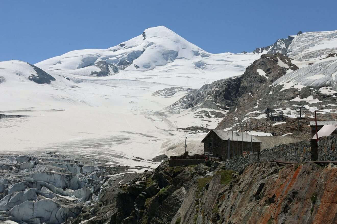 Des remontées mécaniques sans neige à Saas Fee, dans le Valais (c) Dave Locher on Unsplash