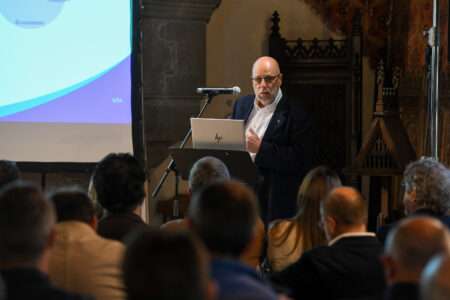 Dal ghiacciaio al rubinetto, l’acqua nelle Alpi : parla Paolo Angelini Paolo Angelini au colloque d’Introd (c) BIM Vallée d’Aoste / Paolo Rey