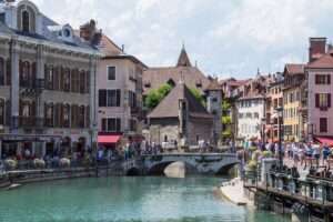 Annecy avec des touristes (c) CC BY SA 4 0 Dmitry A. Mottl Wikimedia Commons