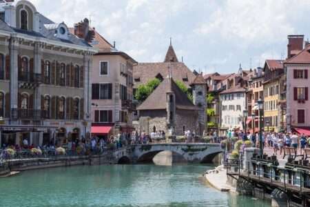 Annecy avec des touristes (c) CC BY SA 4 0 Dmitry A. Mottl Wikimedia Commons