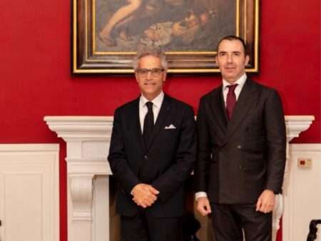 Edoardo Secchi, presidente del Clud Italie France (a dx) con Bernard Cohen Hadad, Presidente del Think Tank Étienne Marcel e del CPME Paris Île de France (c) Club Italie France