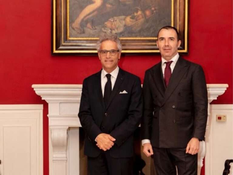 Edoardo Secchi, presidente del Clud Italie France (a dx) con Bernard Cohen Hadad, Presidente del Think Tank Étienne Marcel e del CPME Paris Île de France (c) Club Italie France