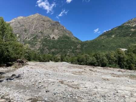 Entre éboulements, coûts en hausse et climat, voilà les chantiers de l’automne sur les routes des Alpes françaises Expansion du lit du Gyr
