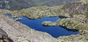 Il Lac Cornu, uno dei bacini al centro dello studio sull’inquinamento dei laghi alpini; Le Lac Cornu, l’un des bassins de l’étude sur la pollution des lacs alpins (c) CC BY-SA 3.0, Tiia Monto, Wikimedia Commons