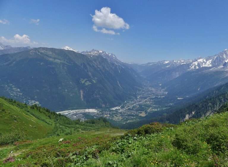 Surfréquentation des montagnes : l’obligation de réservation est envisagée pour le Tour du Mont Blanc La Valle di Chamonix vista dal Tour du Mont-Blanc, La Vallée de Chamonix vue du Tour du Mont-Blanc (c) CC BY-SA 4.0, Florian Pépellin, Wikimedia Commons