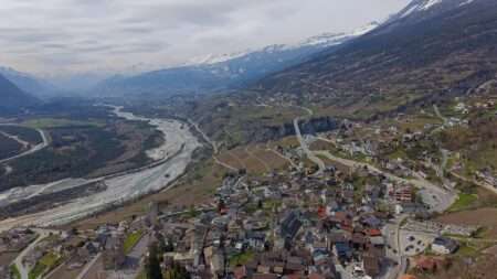 Les manifestations contre les antennes Starlink se poursuivent en Valais Leuk, sede del nuovo impianto di 40 antenne Starlink in possibile installazione nel Cantone del Vallese; Leuk, site de la nouvelle installation de 40 antennes Starlink qui pourrait être mise en place dans le Canton du Valais (c) CC BY-SA 4.0, Daniel Reust, Wikimedia Commons