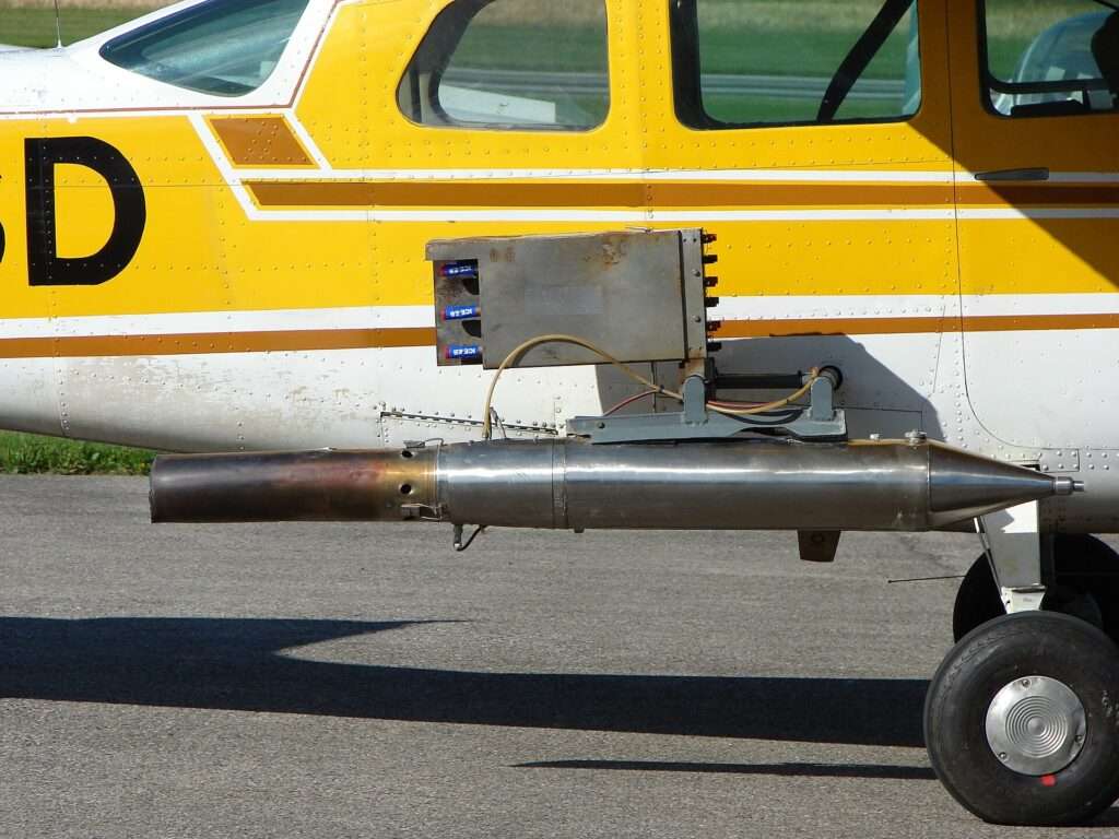 Un Cessna 206, strumento utilizzato per l’inseminazione delle nuvole (c) CC BY-SA 2.5, Christian Jansky (User:Tschaensky), Wikimedia Commons