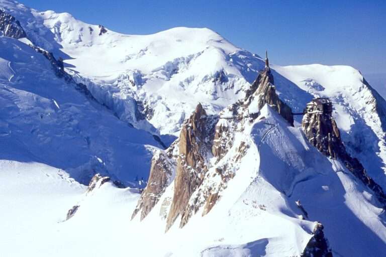 L’Aiguille du Midi, uno degli indicatori della degradazione del permafrost nelle Alpi; L’Aiguille du Midi, l’un des indicateur de la dégradation du pergélisol dans les Alpes (c) CC BY-SA 2.5, RobinL~commons,-swiki, Wikimedia Commons