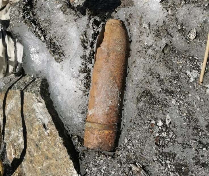 Sul Monte Bianco riaffiora un ordigno della Seconda Guerra Mondiale L’ordigno della Seconda Guerra Mondiale ritrovato sul Monte Bianco; L’obus datant de la Seconde Guerre Mondiale retrouvé sur le Mont Blanc (c) Préfet de la Haute-Savoie