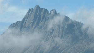 Il Puncak Jaya, la cima scalata da Jean Fabre e Bernard Domenech ; Le Puncak Jaya, la montagne escaladée par Jean Fabre et Bernard Domenech (c) CC BY-SA 2.0, Alfindra Primaldhi, Wikimedia Commons
