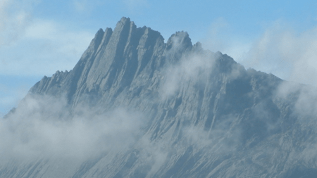 Il Puncak Jaya, la cima scalata da Jean Fabre e Bernard Domenech ; Le Puncak Jaya, la montagne escaladée par Jean Fabre et Bernard Domenech (c) CC BY-SA 2.0, Alfindra Primaldhi, Wikimedia Commons