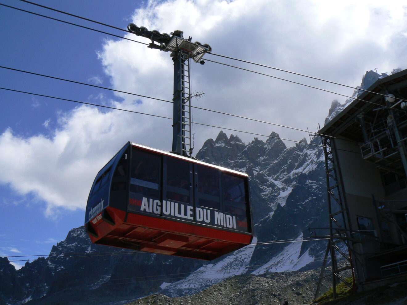 La teleferica dell’Aiguille du Midi, Le téléphérique de l’Aiguille du Midi (c) CC BY-SA 2.5, Bopnrgi, Wikimedia Commons