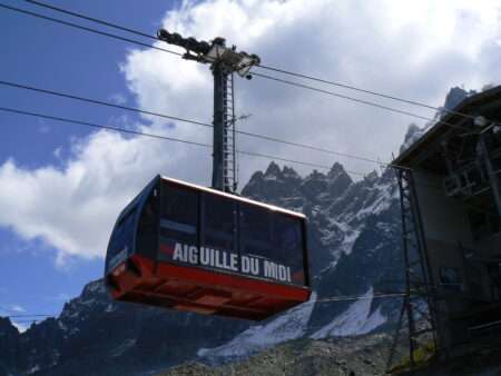 La teleferica dell’Aiguille du Midi, Le téléphérique de l’Aiguille du Midi (c) CC BY-SA 2.5, Bopnrgi, Wikimedia Commons