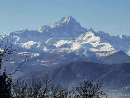 Monviso, trois mois sans gel : hautes températures en altitude et écroulements Il Monviso visto da Saluzzo (c) CC BY SA 4 0 Jeanne Griffin Wikimedia Commons