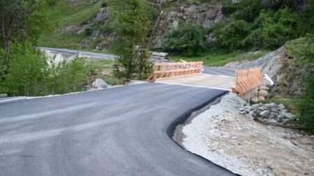 Blatten va avanti: una teleferica per il trasporto pubblico in inverno La route provisoire en reconstruction près de Blatten (c) État et Canton du Valais