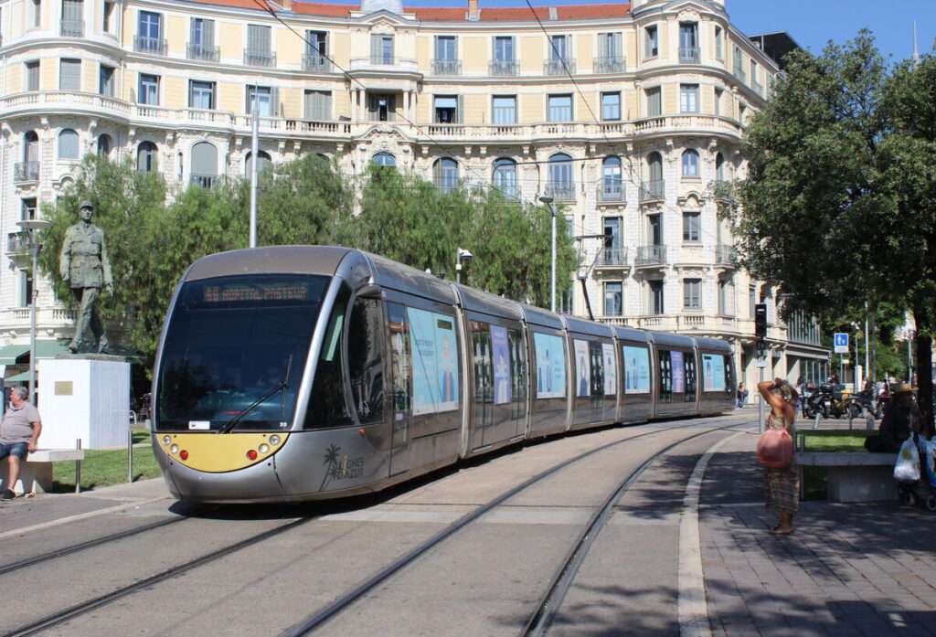 Un tram de la ligne 1 de Nice (c) Kurt Rasmussen, Wikimedia Commons