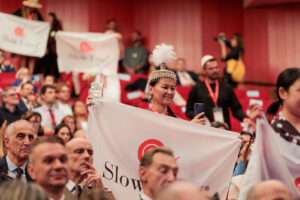 Terra Madre 2026 e la bandiera di Slow Food (c) Paolo Properzi / Slow Food