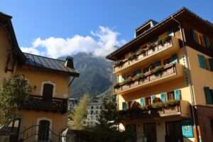 Un hotel, Chamonix (c) shalevcoehn, Unsplash