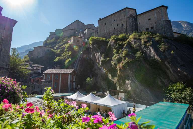 Marché au Fort 2026: a Bard i sapori della Valle d’Aosta, tra musiche e degustazioni Il Marché au Fort, una cornice festosa e piacevole per i sapori valdostani (c) Regione autonoma Valle d'Aosta / Diego Pallu