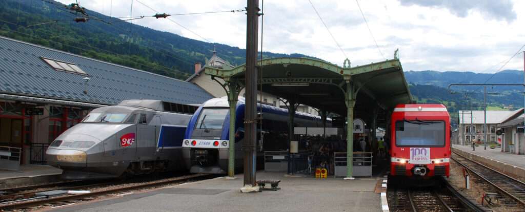 Gare du Fayet avec un TGV (c) CC BY SA 4_0 Wikimedia Commons