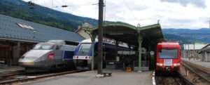 Gare du Fayet avec un TGV (c) CC BY SA 4_0 Wikimedia Commons