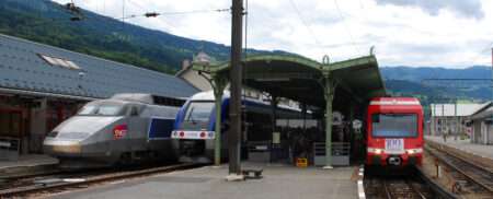 Gare du Fayet avec un TGV (c) CC BY SA 4_0 Wikimedia Commons
