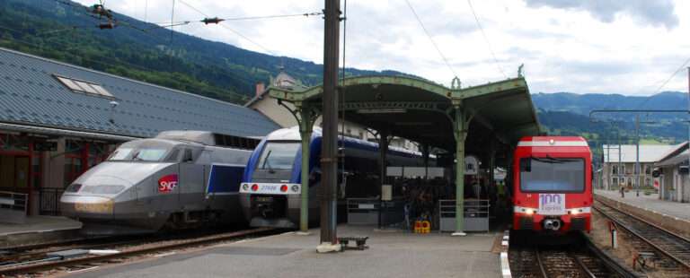 Après les JO 2030, modernisation du chemin de fer jusqu’à Saint-Gervais-Le-Fayet Gare du Fayet avec un TGV (c) CC BY SA 4_0 Wikimedia Commons