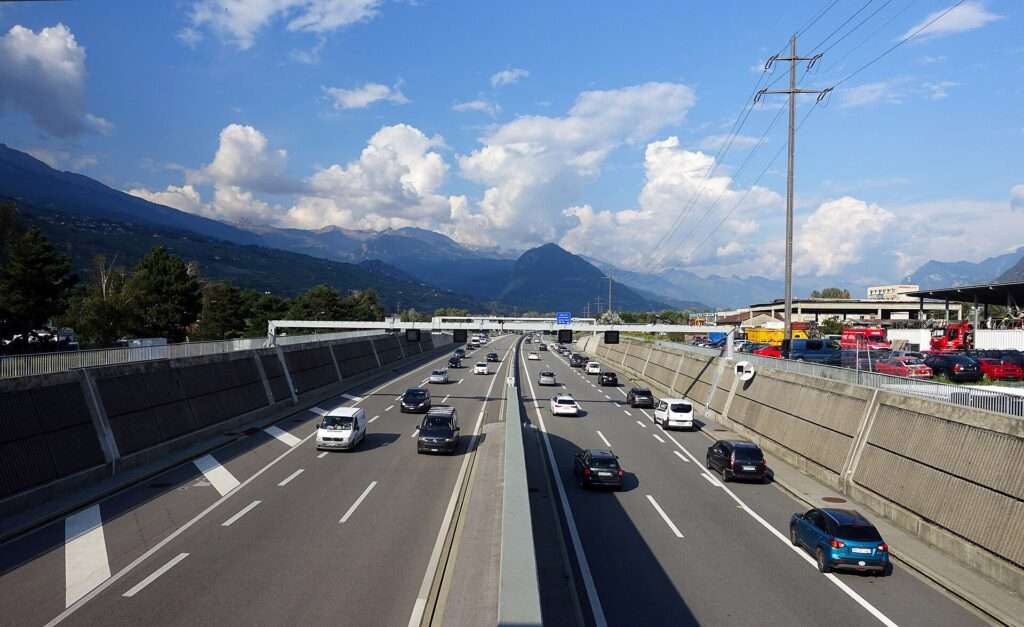 La A9 nella zona di Sion, una delle autostrade più trafficate in Svizzera e possibile sede di inastallazione di nuovi semafori; L'A9 dans la région de Sion, l'une des autoroutes les plus fréquentées de Suisse et où de nouveaux feux de signalisation pourraient être installés (c) CC BY-SA 3.0, Tiia Monto, Wikimedia Commons