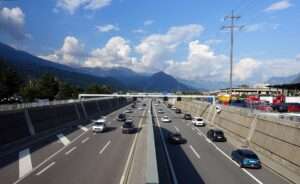 La A9 nella zona di Sion, una delle autostrade più trafficate in Svizzera e possibile sede di inastallazione di nuovi semafori; L'A9 dans la région de Sion, l'une des autoroutes les plus fréquentées de Suisse et où de nouveaux feux de signalisation pourraient être installés (c) CC BY-SA 3.0, Tiia Monto, Wikimedia Commons
