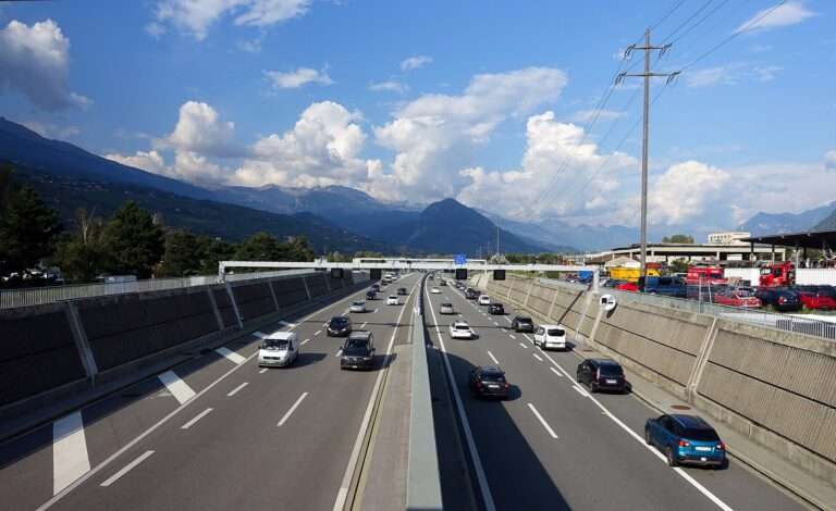 En Suisse, plus de 130 feux tricolores pour réduire les bouchons sur les autoroutes La A9 nella zona di Sion, una delle autostrade più trafficate in Svizzera e possibile sede di inastallazione di nuovi semafori; L'A9 dans la région de Sion, l'une des autoroutes les plus fréquentées de Suisse et où de nouveaux feux de signalisation pourraient être installés (c) CC BY-SA 3.0, Tiia Monto, Wikimedia Commons