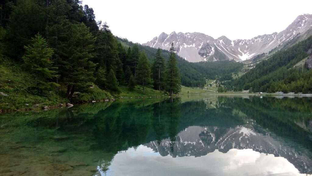 Il paesaggio estivo visto dalla diga (c) CC BY-SA 4.0, Nikura, Wikimedia Commons