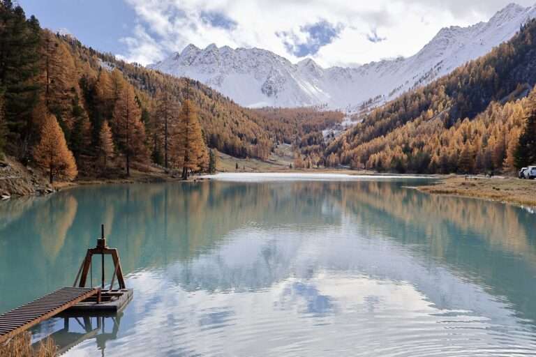 Les couleurs de l’automne au Lac d’Orceyrette, le « petit Canada » des Hautes-Alpes Il Lago dell’Orceyrette, Le Lac de l’Orceyrette (c) CC0, Louis Barret, Wikimedia Commons