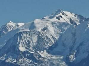 Il Monte Bianco, Le Mont Blanc (c) CC BY-SA 3.0, https://www.camptocamp.org/routes/53781/fr/mont-blanc-arete-des-bosses, Wikimedia Commons