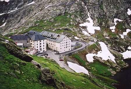 L’Ospizio del Gran San Bernardo, L’Hospice du Grand-Saint-Bernard (c) CC BY-SA 3.0, Roland Zumbühl Arlesheim, Wikimedia Commons
